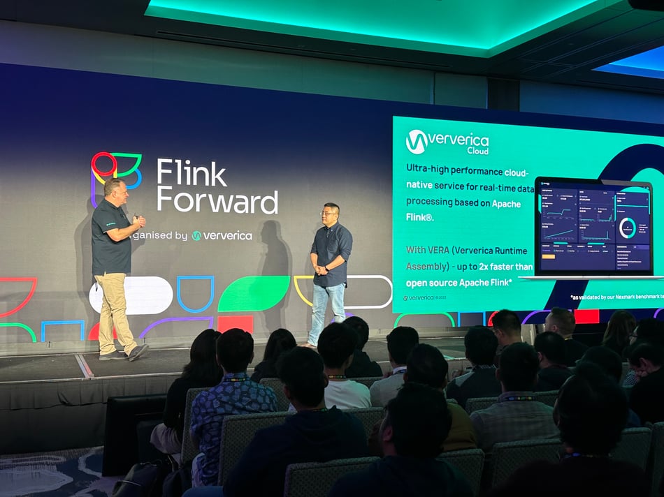Alexander Walden and Jing Ge present the benefits and new features of Ververica Cloud from the Flink Forward stage..